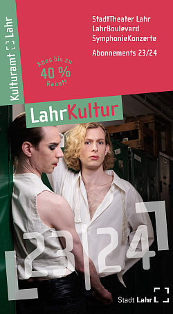 Das Titelbild des Programmhefts stellt zwei Schausteller dar. Ein Mann mit schulterlangem, blondem Haar blickt die Kamera direkt an. Ein zweiter Mann, welcher Makeup trägt, blickt in Profilansicht zu Boden.