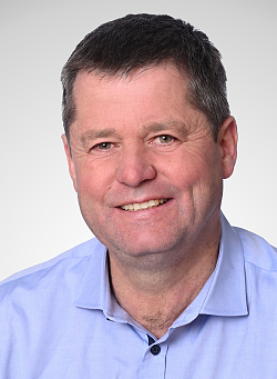 Porträtbild Klaus Dorner, lächelt und trägt ein blaues Hemd