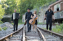 Gruppenfoto auf Bahngleisen mit Instrumenten