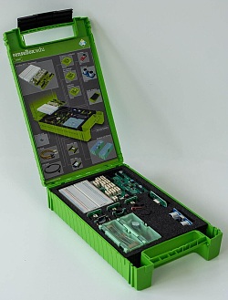 Ein aufgeklappter SenseBox:edu-Koffer der 2020 über den Lahrer Stadtgulden beschafft wurde und an das Kreismedienzentrum übergeben wurdeafft 