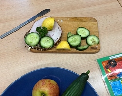 Ein gesundes Pausenbrot mit Schinken auf einem Holzbrettchen im Rahmen des Projekts 