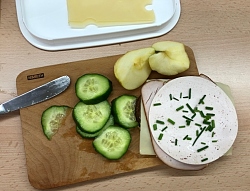 Ein Pausenbrot mit mehreren Wurstscheiben, Obst und Gemüse im Rahmen des Projekts 