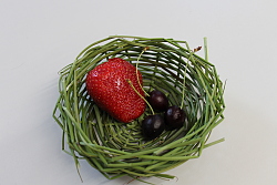 Binsenkörbchen, mit Beeren gefüllt