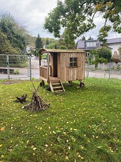 Ein kleiner Bauwagen aus Holz - eine der Abenteuerspielstationen, welche die Kita Schiessrain über den Lahrer Stadtgulden anschaffen und 2024 endlich aufstellen konnte 