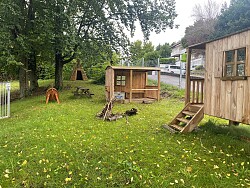 Der Pferdestall - eine der Abenteuerspielstationen, welche die Kita Schiessrain über den Lahrer Stadtgulden anschaffen und 2024 endlich aufstellen konnte 