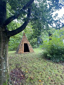 Das Tipi - eine der Abenteuerspielstationen, welche die Kita Schiessrain über den Lahrer Stadtgulden anschaffen und 2024 endlich aufstellen konnte 