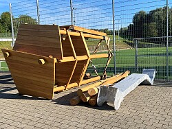 Die angelieferten Spielgeräte warten auf den Aufbau auf dem Gelände des FV Sulz, realisiert 2024 mit dem Lahrer Stadtgulden