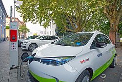E-Auto tankt Strom an einer Ladesäule am Lahrer Rathaus