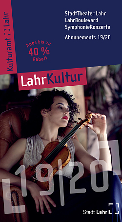 Das Bild zeigt die Titelseite des Programmhefts für die Abo-Veranstaltungen des Lahrer Kulturamts 2019/20. Zu sehen ist eine junge Frau mit einer Geige. Sie sitzt in einem Sessel und hält die Geige im Arm. Sie hat dunkle Locken und trägt einen roten Lippenstift, ein weißes Oberteil und eine dunkelblaue Hose oder Rock.