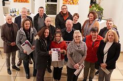 Gruppe in der Säulenhalle im Lahrer Rathaus, von schräg oben fotografiert