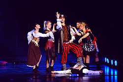 Das Bild zeigt eine Szene aus der Filmmusik-Show "Sound of Cinema". In dieser geht es um die Filmreihe "Fluch der Karibik". Es ist eine Gruppe von Piraten um Captain Jack Sparrow zu sehen.