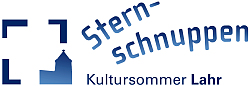 Das Bild zeigt das blau-weiße Logo des Kultursommers Sternschnuppen. Links ist ein viereckiger, durchbrochener Rahmen zu sehen, dessen untere rechte Ecke von einer Silhouette des Storchenturms verdeckt wird. Rechts davon steht in einem Bogen Sternschnuppen und darunter Kultursommer Lahr. 