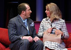 Szene aus dem Stück der letzte der feurigen Liebhaber, mit Martin Lindow und Sabine Kaack.