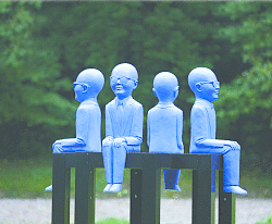 Skulptur mit sitzenden Männern in blau.