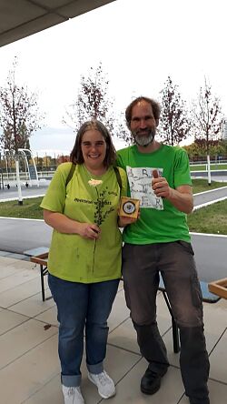 Zwei lachende Ehrenamtliche des Abenteuerspielplatz Lahr, die sich freuen, dass Ihr Vorschlag 2019 beim Lahrer Stadtgulden gewonnen hat