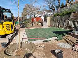 Arbeitsfortschritt auf dem auf dem Außengelände des Evangelischen Kindergartens Springbrunnen für den Fußballplatz, 2023 u.a. realisiert durch den Lahrer Stadtgulden