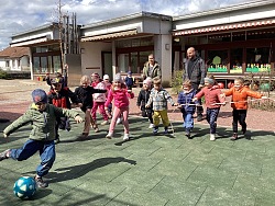 Der neue Fußballplatz des Evangelischen Kindergartens Springbrunnen wird von den Kindern und Erziehern der Kita eingeweiht und sofort bespielt.