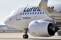 Vorderer Teil eines Flugzeugs, ein Airbus 320neo mit dem Namen "Lahr/Schwarzwald". Der Name steht neben der vorderen Eingangstür, darüber eine Reihe Fenster und ein sehr großer Schriftzug "Lufthansa". Im Vordergrund ein Triebwerk und ein Flügel des Airbus.