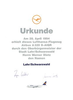 Urkunde über die Taufpatenschaft von Lahr für einen Airbus A320 mit dem Kennzeichen D-AIQR, unterzeichnet von Oberbürgermeister Werner Dietz am 28. April 1994.
