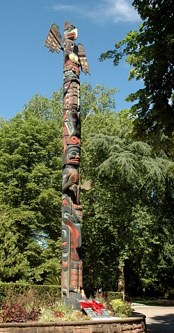 Der Totempfahl im Stadtpark in seiner gesamten Größe und seinen mythischen Symbolen.