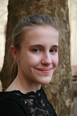 Das Foto zeigt ein Proträt von Bernadette Leberl.