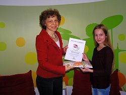 Das Bild zeigt Karin Schmidt von der Mediathek Lahr und Lotte Walter bei der Preisübergabe von &#34;HEISS AUF LESEN&#34;.