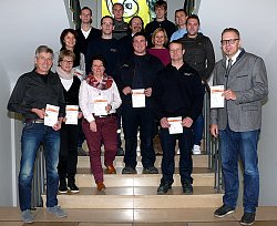 Das Bild zeigt Mitarbeitende der Stadtverwaltung anlässlich der Übergabe der Urkunden zum Deutschen Sportabzeichen. Sie stehen auf einer treppe im Lahrer Rathaus und halten ihre Urlaunden in den Händen. Vorn rechts steht der Erste Bürgermeister Guido Schöneboom, links der Personalratsvorsitzende Bernhard Schlager, ebenfalls mit ihren Urkunden.