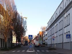 Das Bild zeigt einen Blick die Goethestraße mit dem neuen Tempo-30-Schild an dem gerade ein Kastenwagen vorbeifährt.