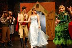 Das Bild zeigt den Prinzen und das Aschenbrödel im Hochzeitskleid vor dem Tor des Gutshofs. Links stehen zwei Knechte, rechts die Stiefmutter und die Steifschwestern.