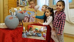 Die Collage aus zwei Fotos zeigt zum einen Kinder der Kita "Am Schießrain" beim Basteln von Figuren aus dem Bilderbuch "Otto, die kleine Spinne", zum anderen Kinder beim Betrachten des Bilderbuchs im Szenetheater.