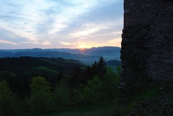 Das Bild zeigt einen Blick von der Burgruine Hohen Geroldseck ins Schuttertal in der Abenddämmerung.