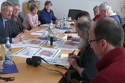 Das Bild zeigt Bürgermeister Tilman Petters, Oberbürgermeister Dr. Wolfgang G. Müller, die Leiterin des Stadtplanungsamts Stadtbaudirektorin Sabine Fink und ihren Stellvertreter Stefan Löhr (von links) bei der Präsentation des Entwurfs für das neue Einzelhandelskonzept mit Pressevertretern.