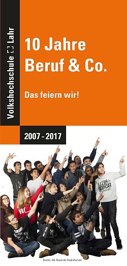 Das Bild zeigt das Titelbild des Flyers "10 Jahre Beruf & Co.". Zu sehen sind junge Menschen, die nach oben blicken und deuten.