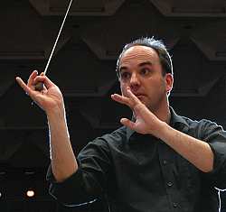 Das Bild zeigt Dirigent Jonas Alber, der aus Offenburg stammt, in Aktion.