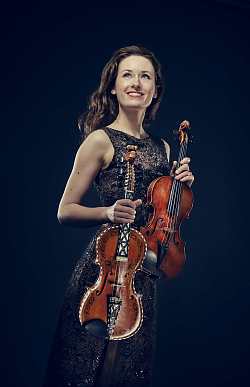 Das Bild zeigt die Solistin Ragnhild Hemsing mit einer Hardangerfiedel und einer Violine.