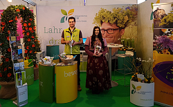 Das Bild zeigt Jonathan Kees (links) und Chrysanthemenkönigin Jessica I. (rechts) am Lahrer CMT-Stand in Halle 6.
