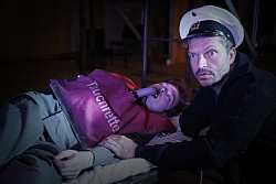 Das Bild zeigt Hardy Krüger jr. (rechts) als Kapitän an der Koje eines erschöpften Matrosen.