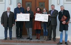 Das Bild zeigt von links Joachim Volk, den Leiter des Musikums, den Ersten Bürgermeister Guido Schöneboom, Evelyn Krümmel von Frauen helfen Frauen Ortenau, Renate Müller und Petra Munz vom Waldkindergarten Flitzebogen, Bürgermeister Tilman Petters und Hermann Hauer von der Lammapotheke bei der Spendenübergabe.
