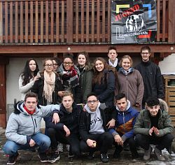 Das Bild zeigt Mitglieder des Jugendgemeinderats 2016-2019 beim Einführungswochenende vor dem Tagungshaus Langenhard. Am Balkon über der Gruppe hängt das Logo des Jugendgemeinderats.