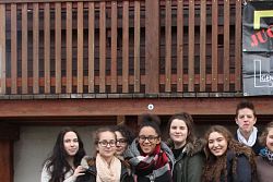 Das Bild zeigt Mitglieder des Jugendgemeinderats 2016-2019 beim Einführungswochenende vor dem Tagungshaus Langenhard. Am Balkon über der Gruppe hängt das Logo des Jugendgemeinderats.