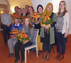 Das Bild zeigt die Verantwortlichen und die ausgezeichneten Ehrenamtlichen des Mehrgenerationenhauses:(hintere Reihe, stehend, von links) Edwin Fischer (Bürgerzentrum Treffpunkt Stadtmühle), Uta Reißfelder, Doris Becker, Ingrid Bühler, Andreas May (Sachgebietsleitung Interkulturelle und generationenorientierte Arbeit und bürgerschaftliches Engagement), Petra Bouren, Cornelia Gampper (Abteilungsleitung für die Abt. Kinder, Jugend, Familien und Senioren), Sana Ahmad-Hussein Alyaaqubi, Beatrice Meyer (Begegnungshaus am Urteilsplatz), (vordere Reihe, sitzend, von links) Annelies Fischer und Berivan Khalaf.