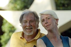 Das Bild zeigt Bruno Thost (links) und Katja Thost-Hauser (rechts) vor einem Stern.