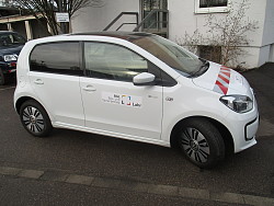 Das Bild zeigt das neue Elektroauto für die Bereichsleiter des BGL, einen weißen VW UP E-UP HIGH.