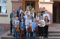 Zu sehen ist ein Gruppenbild der Teilnehmer der Städtischen Musikschule Lahr am Landeswettbewerb Jugend musiziert 2017 zusammen mit ihren Lehrkräften. Die Schüler halten alle ihre Instrumente in den Händen. 