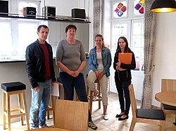 Auf dem Foto von links nach rechts:
Stefan Martinelli vom Gebäudemanagement der Stadt Lahr, die neue Pächterin, Romana Schäfer sowie Sabrina Lang und Ksenia Ertel, ebenfalls von der Stadt Lahr, stehen im Caféhaus der Minigolfanlage im friedrich-Maurer-Park.