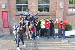 Gruppenfoto der deutschen und französischen Jugendlichen vor dem Schlachthof-Gebäude.