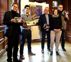 Das Bild zeigt von links nach rechts: Gottfried Berger, Kulturamt Lahr; Taner Demiralay, Vorstandsmitglied Rockwerkstatt Lahr e.V.; Christof Fischer-Rimpf, Projektkoordinator Kultursommer „Sternschnuppen“; Martina Mundinger, Stadtmarketing Lahr; Erster Bürgermeister Guido Schöneboom. Sie stehen zusammen vor einer Leinwand mit dem Plakat der Sternschnuppen im Alten Ratssaal in Lahr.&#13;&#10;