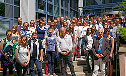 Gruppenbild von 90 verschiedenen Klimaschutzmanagern