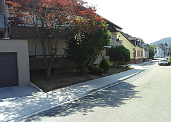 Blick von der Bottenbrunnenstraße bis zur Klostenstraße. Links läuft der fertiggestellte Gehweg.