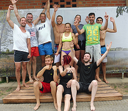 Die drei Siegergruppen des Beach Fun Cups in Lahr präsentieren sich jubelnd vor einem Banner, das für die Landesgartenschau 2018 wirbt. 